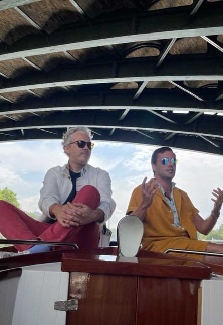 Polo and pan en interview sur le bateau corto sur la seine 